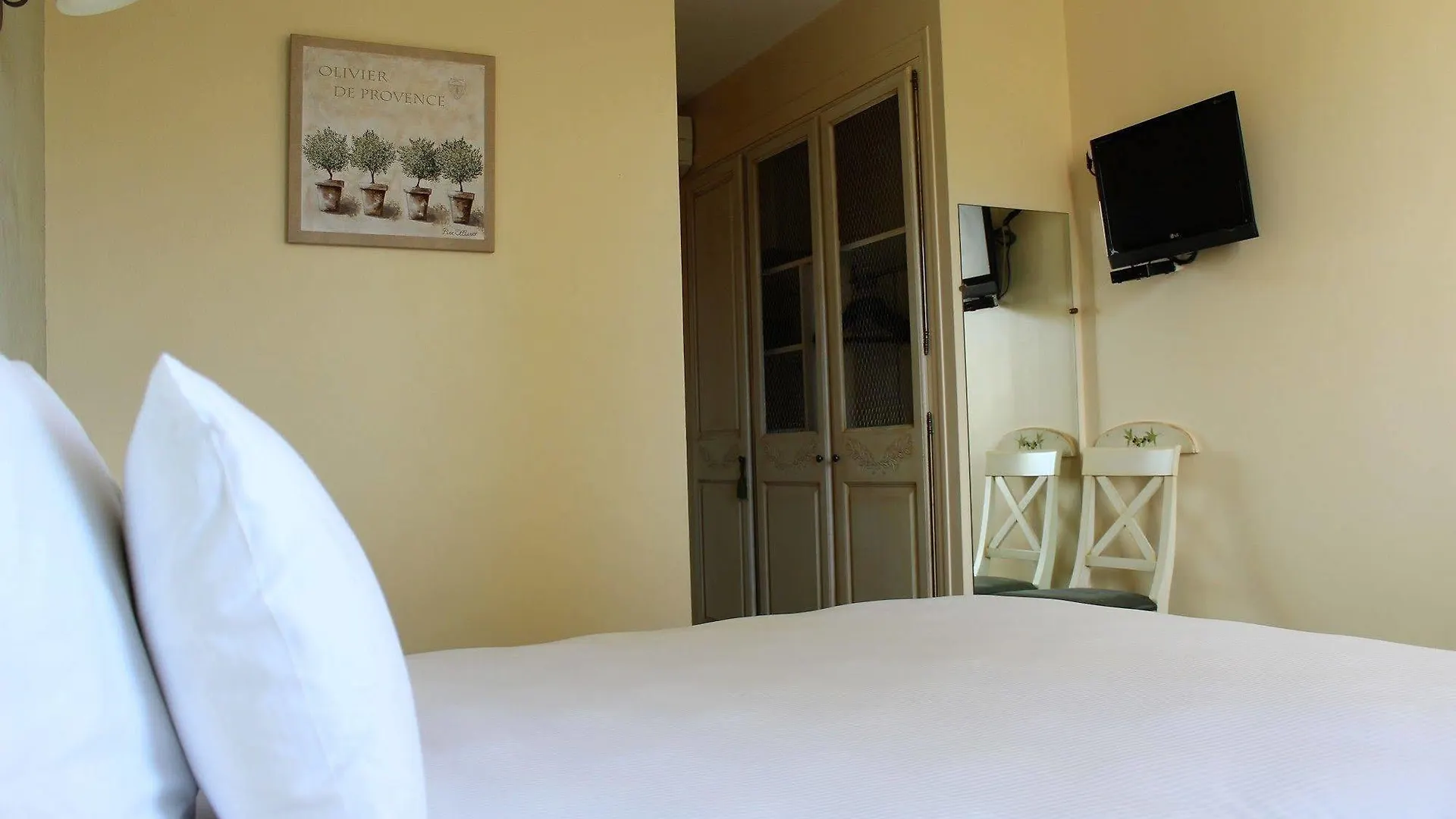 Le Mas Du Colombier Cadenet Hotel